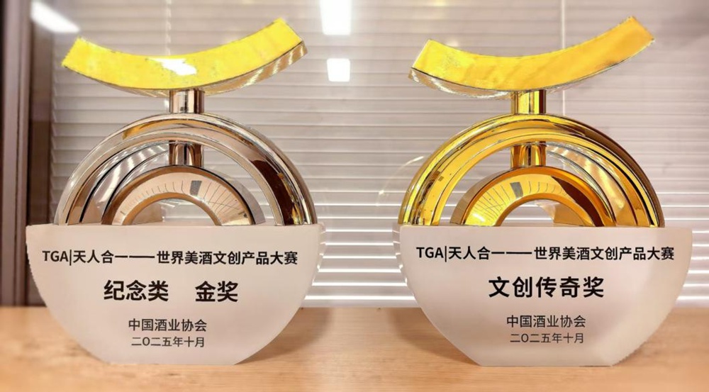 79184633.jpg 澳门新莆京游戏app大厅金蛇献瑞生肖酒、梦之蓝幸福美满礼盒.jpg