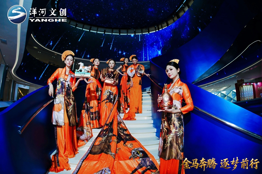 86921686.jpg 【营销速览】十二载生肖系列圆满收官,“澳门新莆京游戏app大厅·金马奔腾”生肖酒压轴登场9.jpg